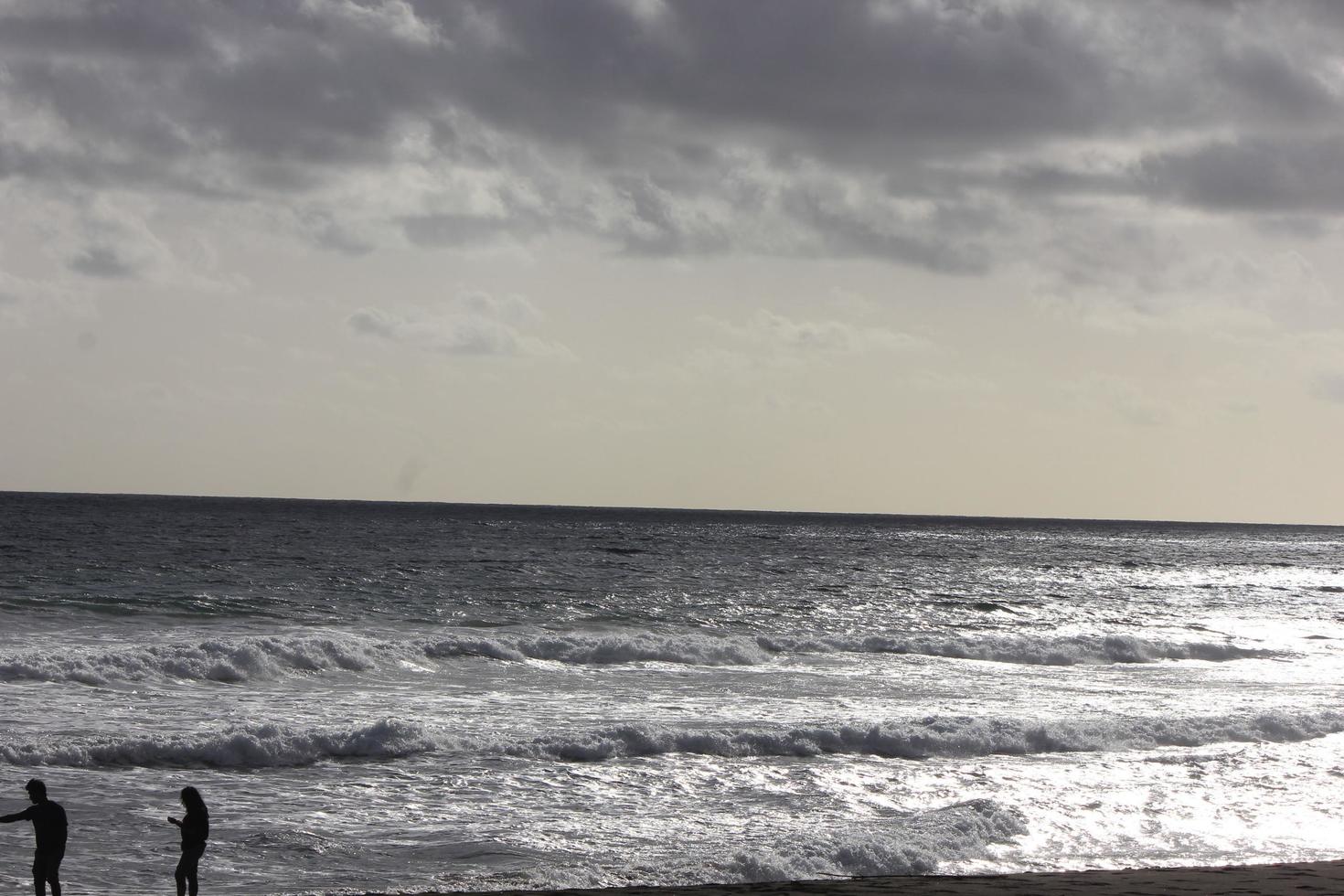 foto de negro arena playa durante el día