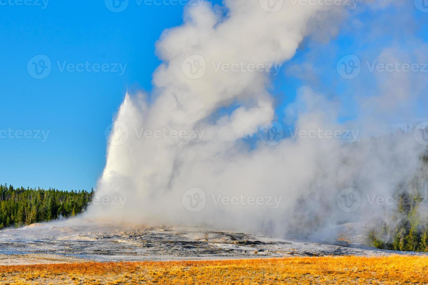 viejo géiser de cono fiel en el parque nacional de yellowstone foto