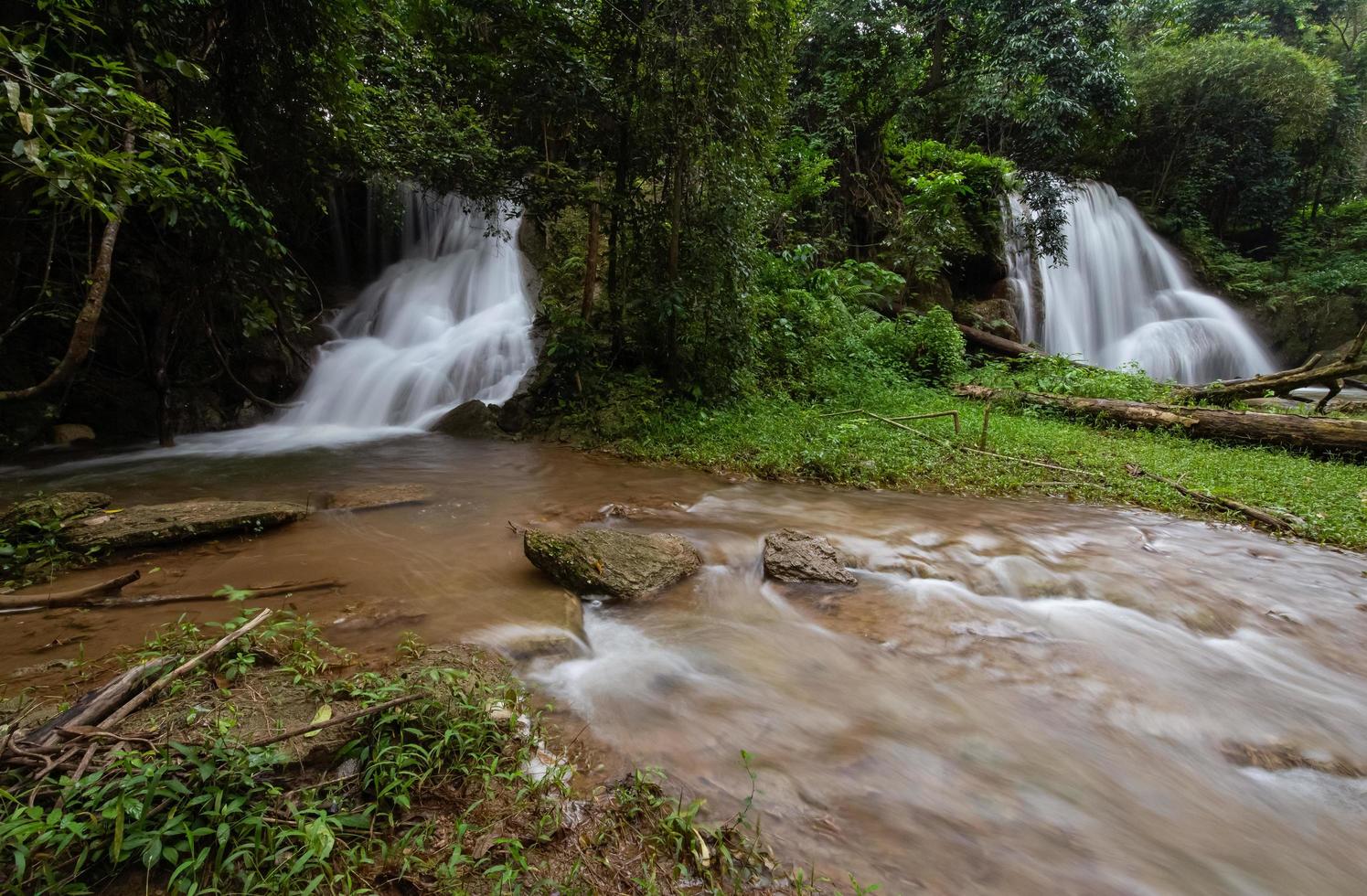 cascada que fluye del parque nacional phuphaman de tailandia para la idea de viaje edición de trabajo fotográfico foto