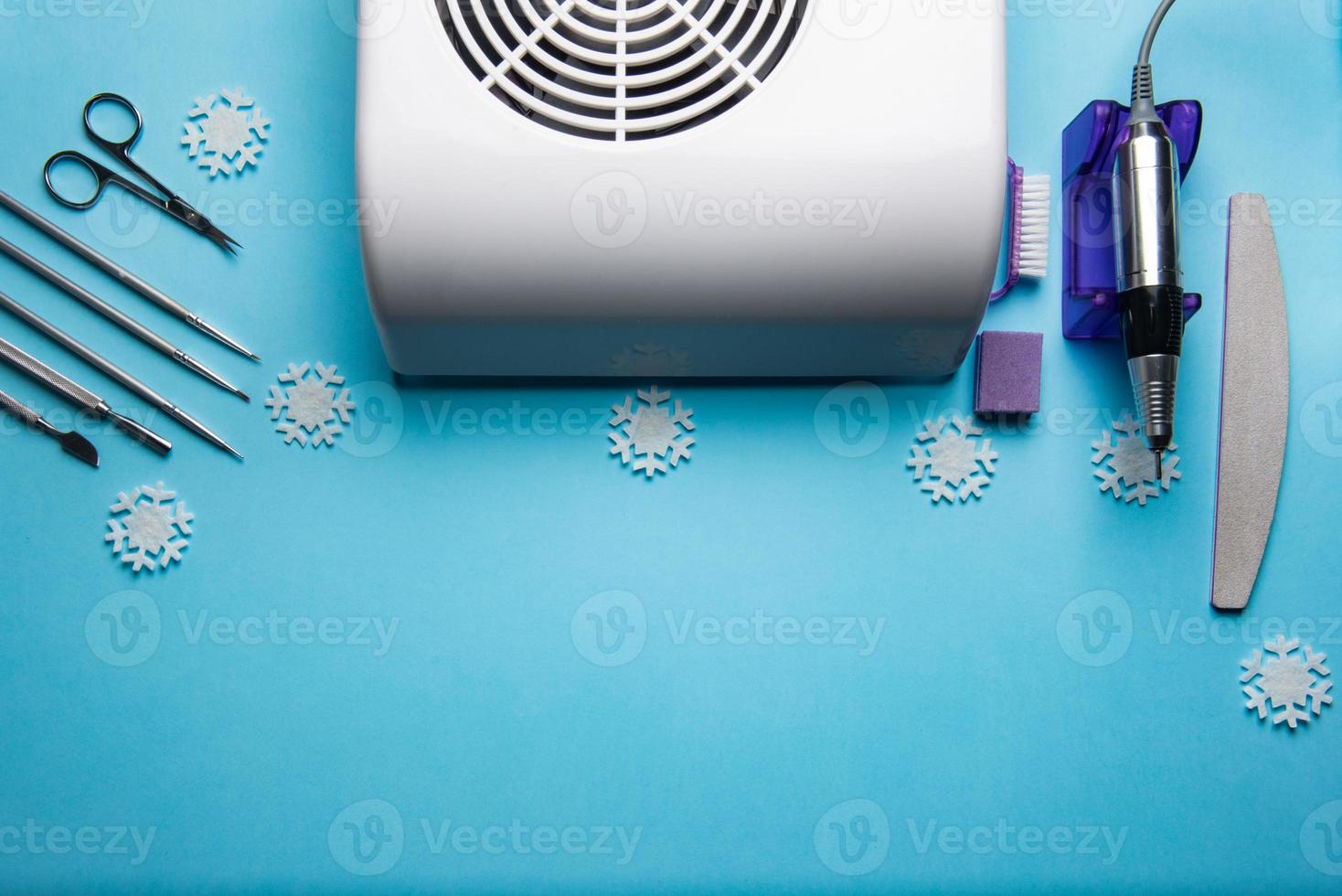 vista superior del equipo de manicura y pedicura sobre fondo azul de navidad foto