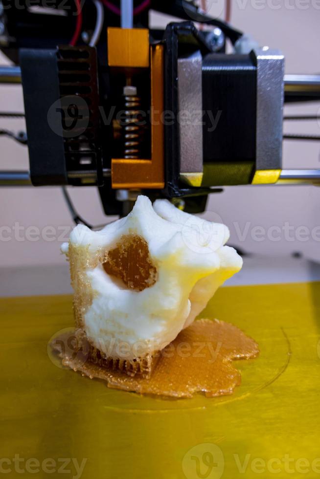 impresora 3d moderna figura de impresión primer plano impresora 3d macro imprime una vértebra foto
