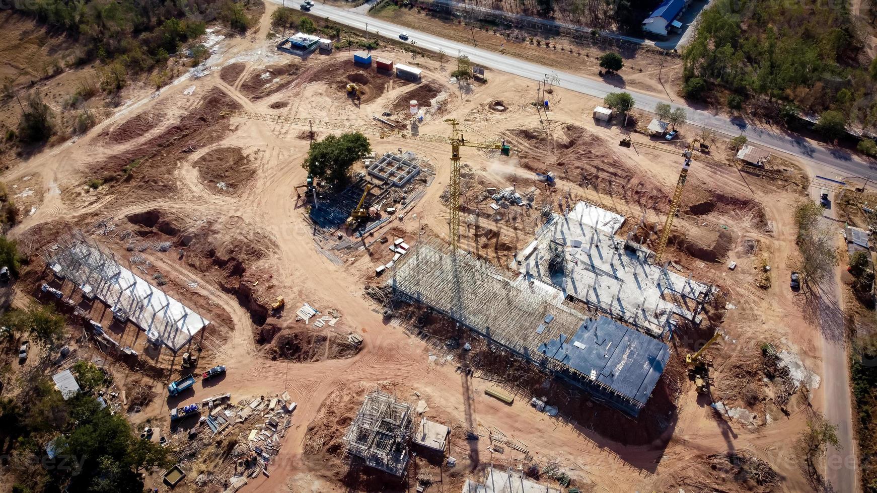 vista aerea el proyecto es la construccion de un gran edificio. grúa de construcción amarilla y trabajadores están trabajando, fotos de drones