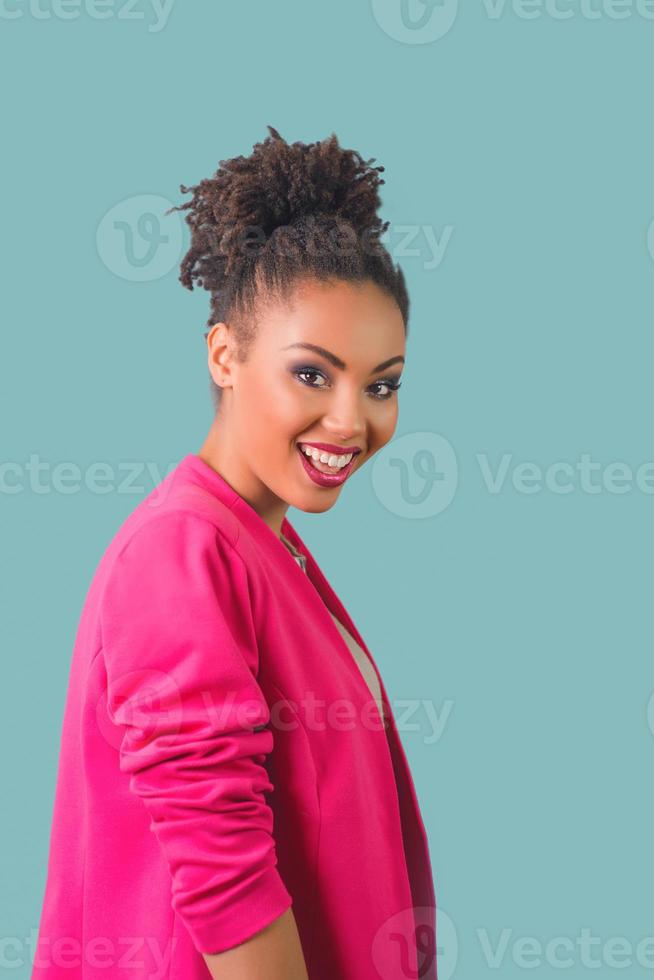 Retrato de una bella y atractiva joven sonriente, alegre, mixta, con chaqueta rosa foto