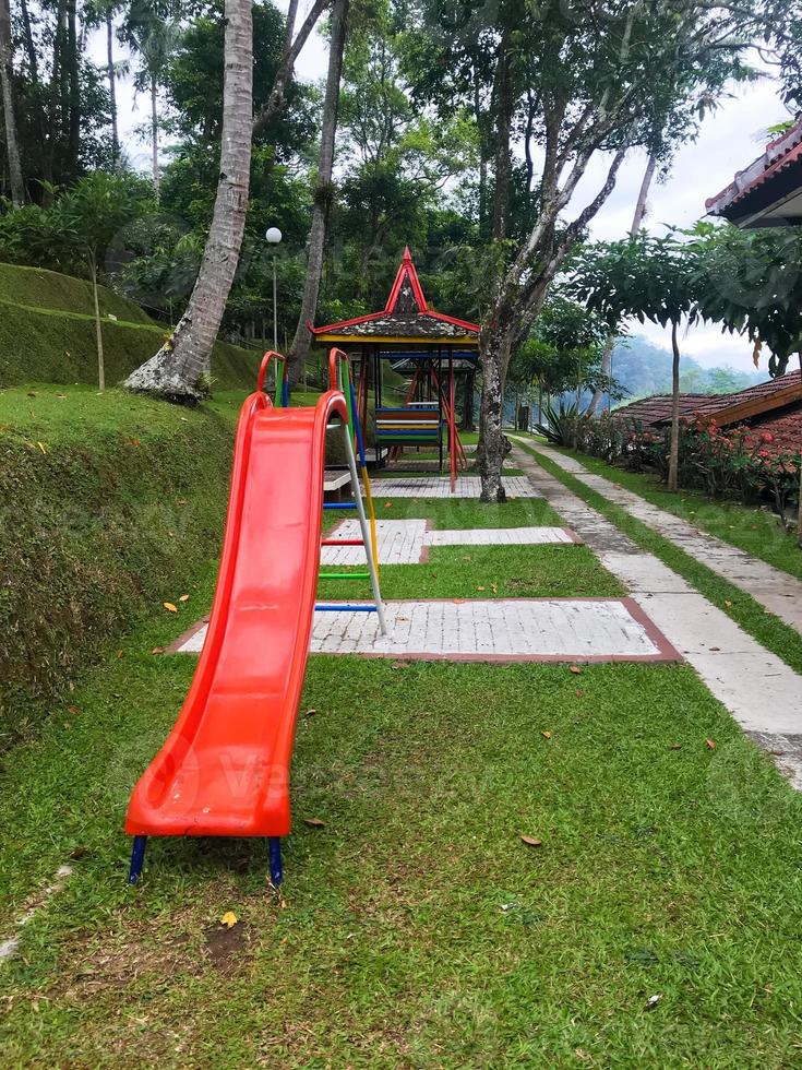 equipos de juegos modernos. moderno y colorido parque infantil en el patio del parque foto