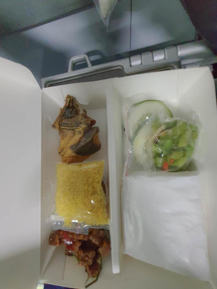 un juego de nasi rames vendidos en trenes de larga distancia de pt. Ferrocarriles de Indonesia. foto