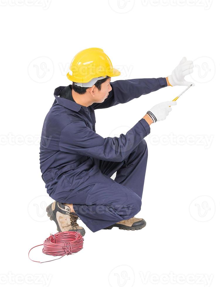 electricista con manojo de cables pared invisible foto