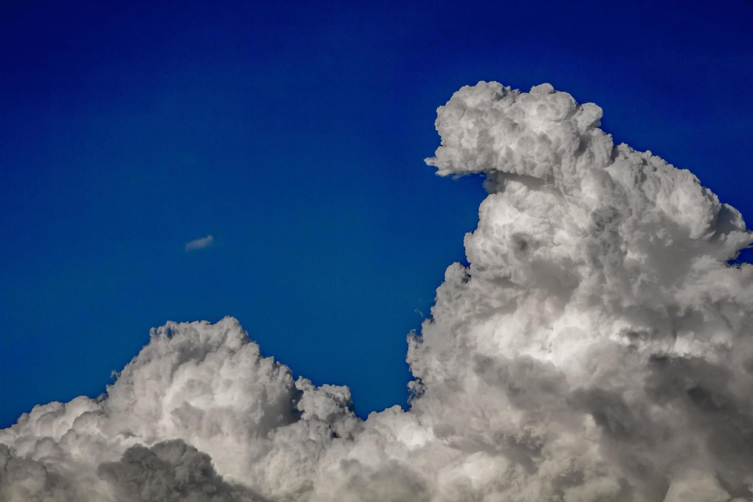 la imagen de hermosas nubes negras en continuo movimiento. , cielo azul de fondo foto