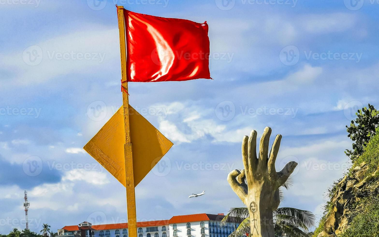 bandera roja prohibido nadar olas altas en puerto escondido mexico. foto