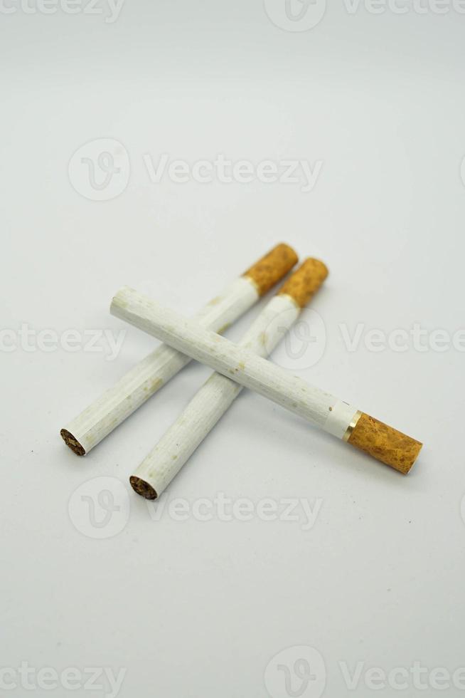 filtrar cigarrillos con un blanco antecedentes. foto