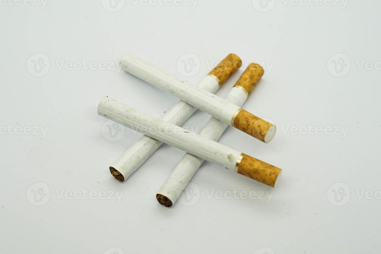 filtrar cigarrillos con un blanco antecedentes. foto