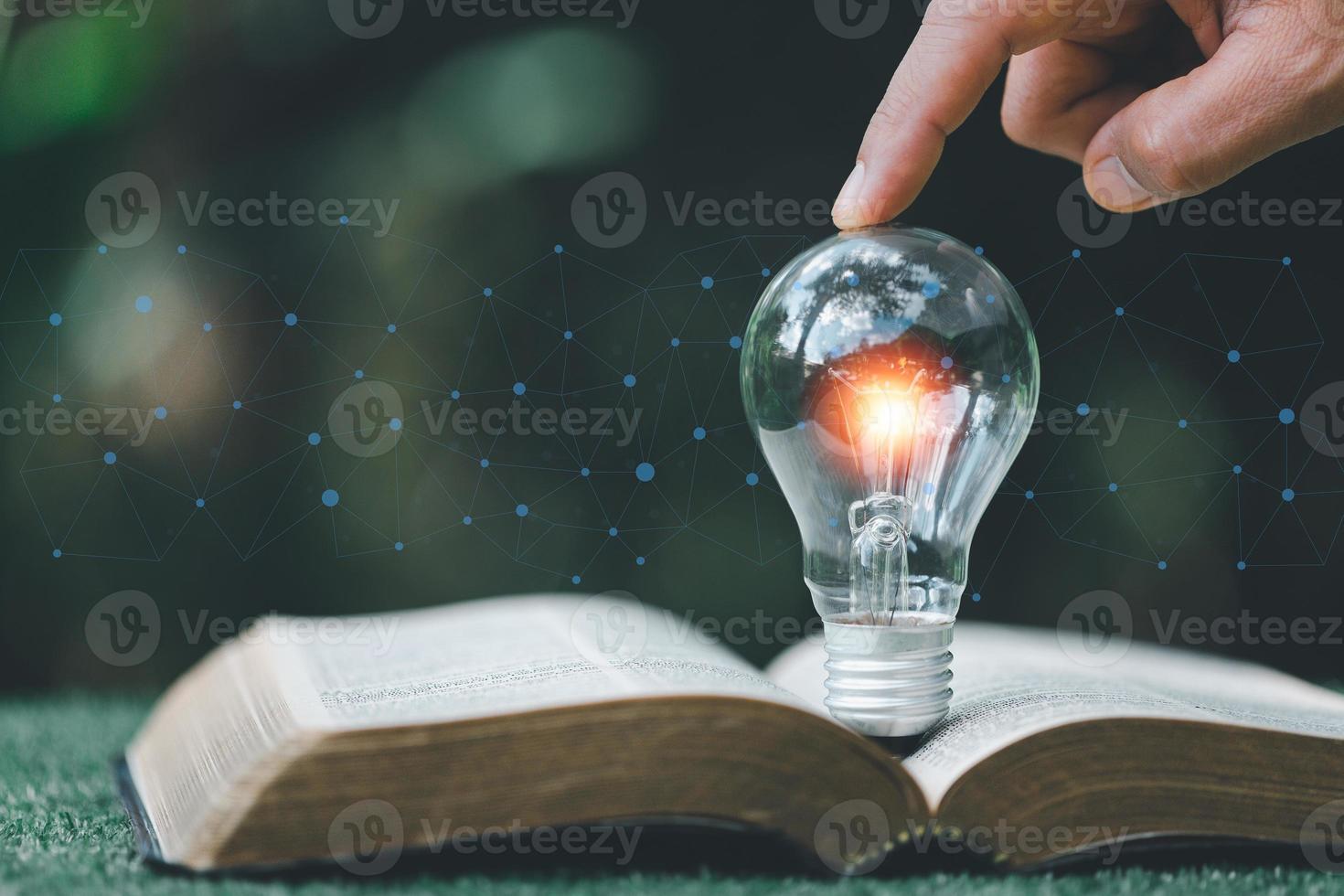 bombilla de luz brillante e icono con libro. idea de éxito empresarial y concepto de educación o aprendizaje en línea. logro e inspiración de la persona de negocios. tecnología, crea imaginación para inspirarte. foto