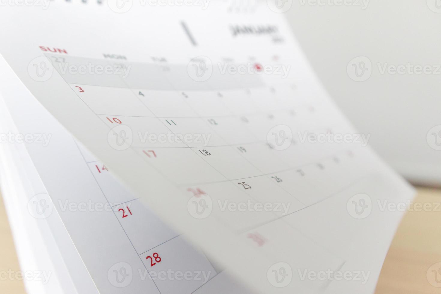 hoja de cambio de página de calendario en el fondo de la mesa de madera concepto de reunión de cita de planificación de programación de negocios foto