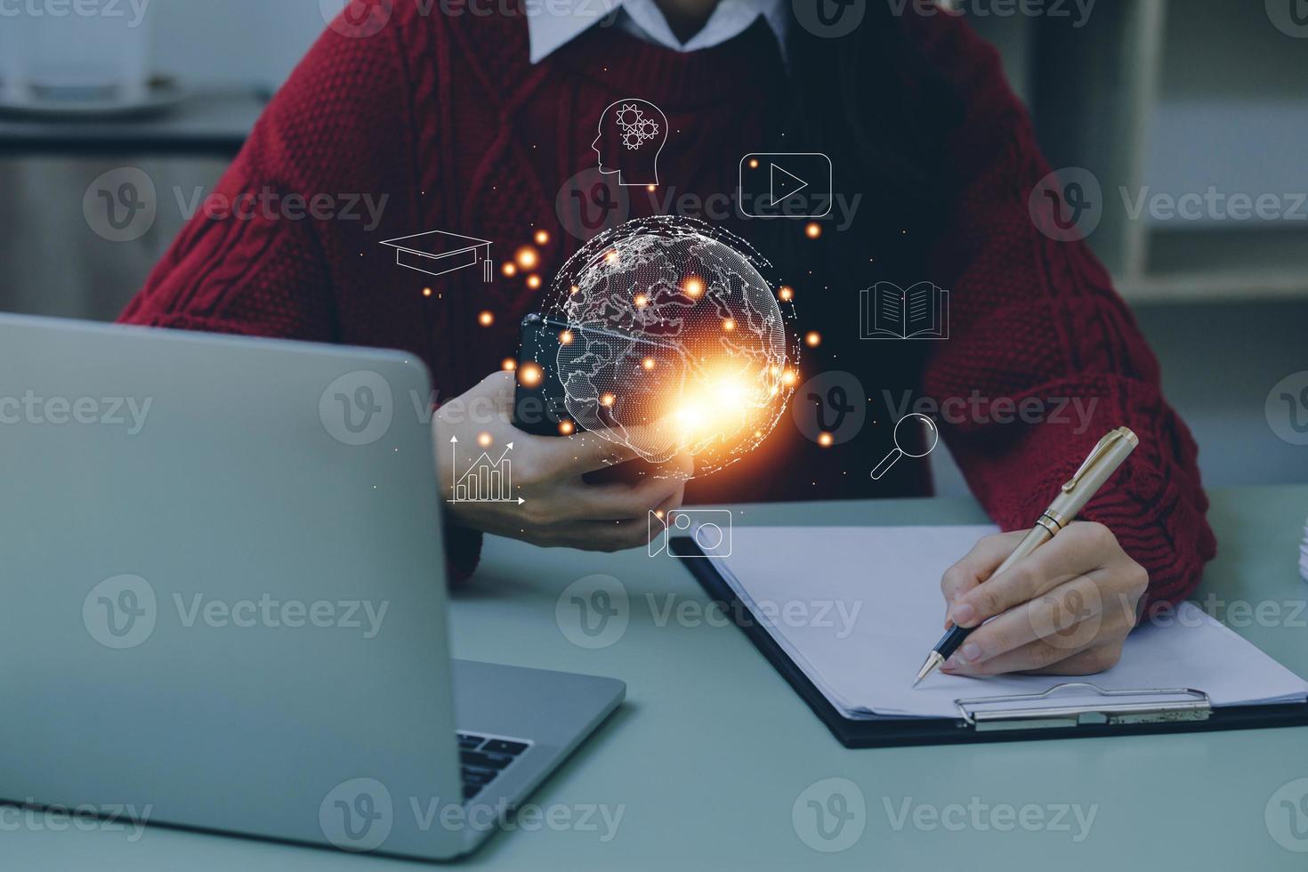 hombre usando gafas vr y accediendo a la tecnología internet, multimedia, concepto de conexión de red de almacenamiento y una gran base de datos a través de la tecnología de internet. e-learning, estudio en línea. foto