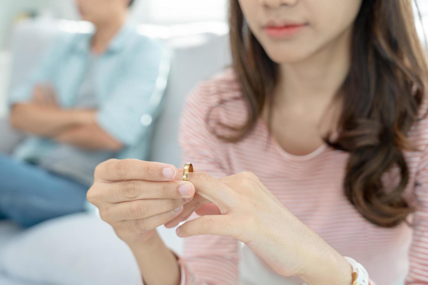 divorcio. la mujer quita el anillo casado. parejas desesperadas y decepcionadas después del matrimonio. esposo esposa triste, molesto y frustrado después de un conflicto de peleas. desconfianza, problemas de amor, traiciones, familia, amante foto