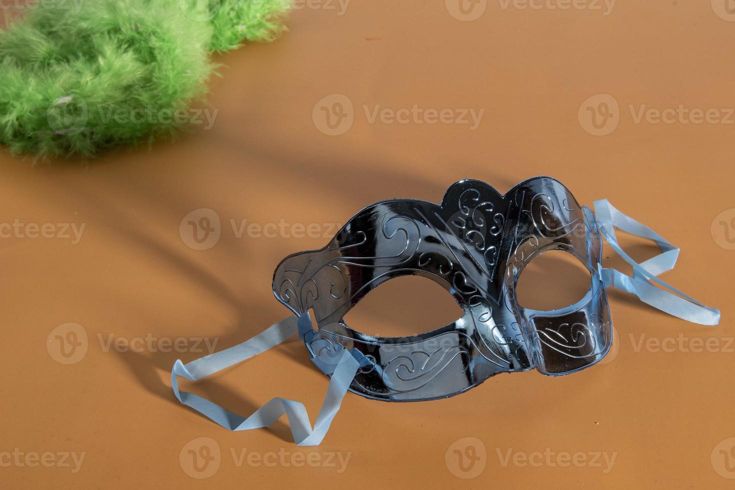 máscara de carnaval veneciano, formando marco en una de las esquinas inferiores con espacio para texto foto