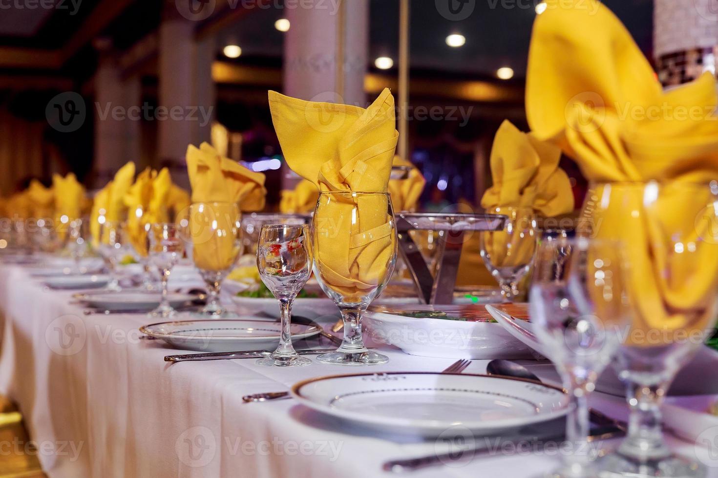 hermosa mesa servida para bodas u otras celebraciones en el restaurante foto