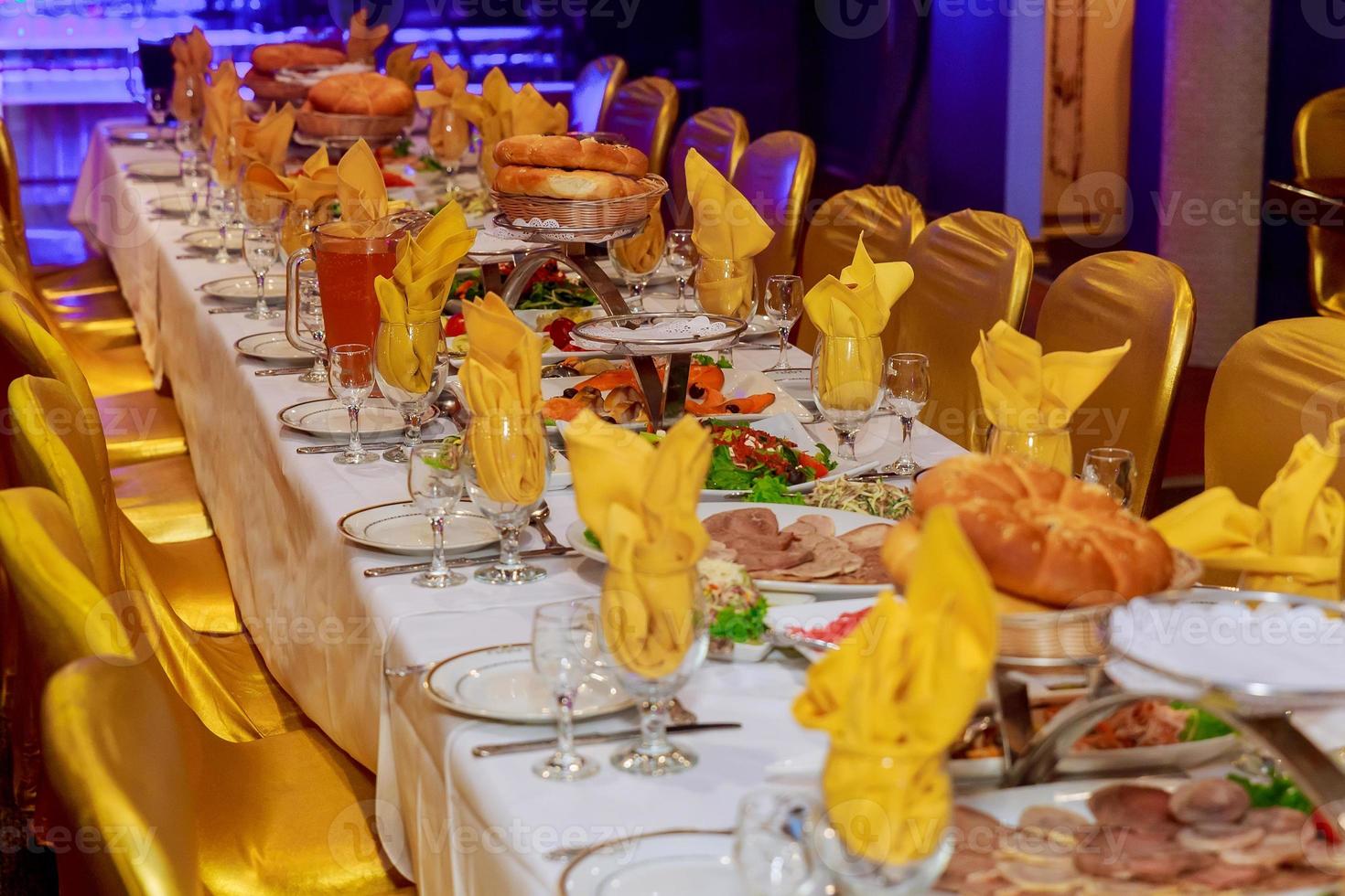 mesa de banquete de catering bellamente decorada con diferentes bocadillos y aperitivos foto