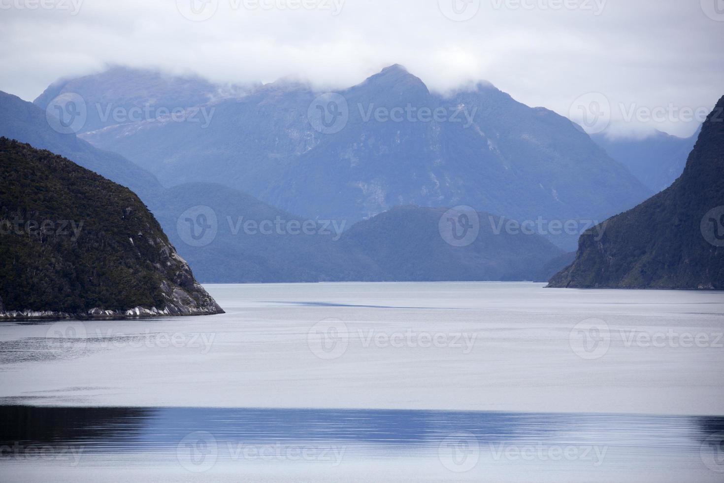 Fiordland nacional parque calma aguas y montañas foto