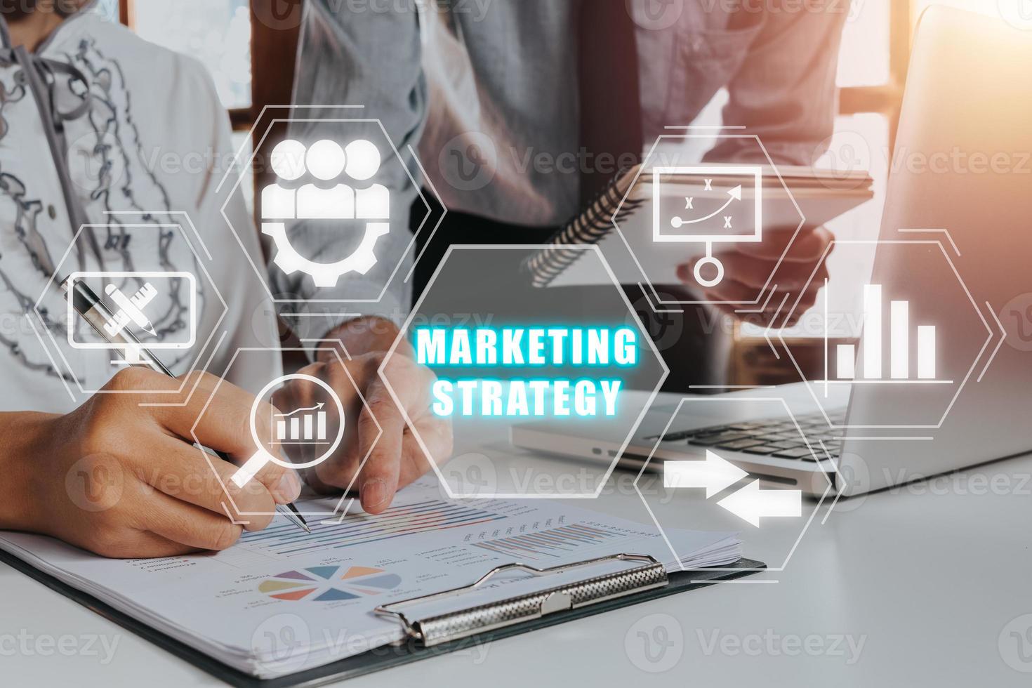 márketing estrategia negocio concepto, negocio equipo personal trabajando con márketing estrategia icono en virtual pantalla, analizar mercado acción, estrategia. foto