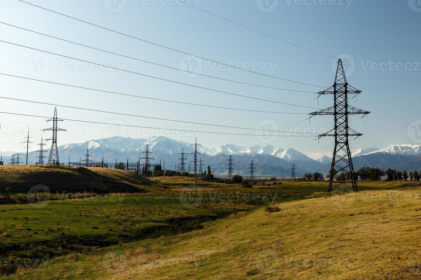 Alto voltaje poder línea en el montañas, eléctrico alto voltaje poder correo, Kirguistán foto