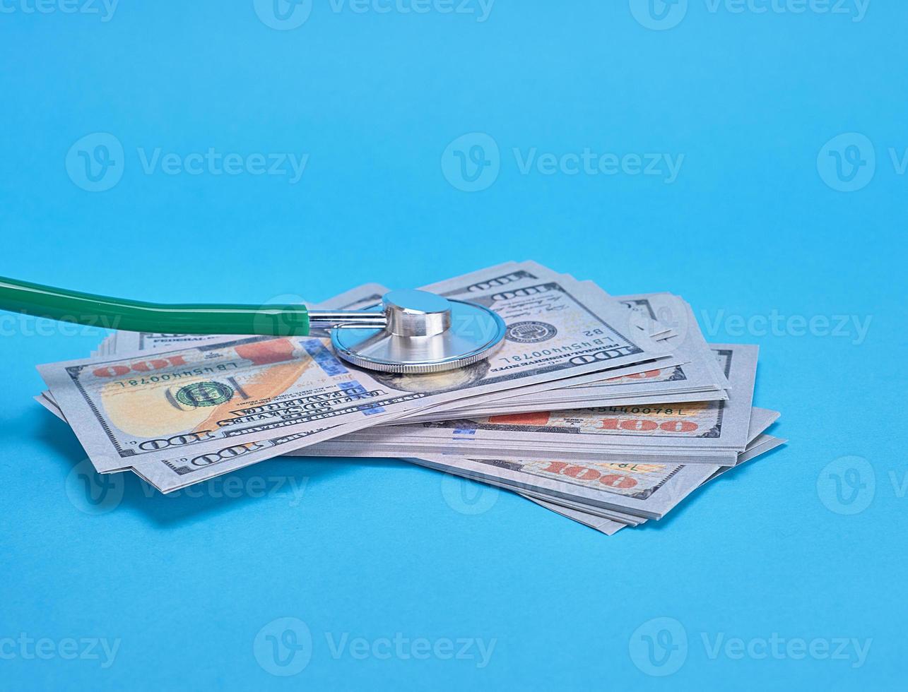 metálico médico estetoscopio y papel americano dinero foto