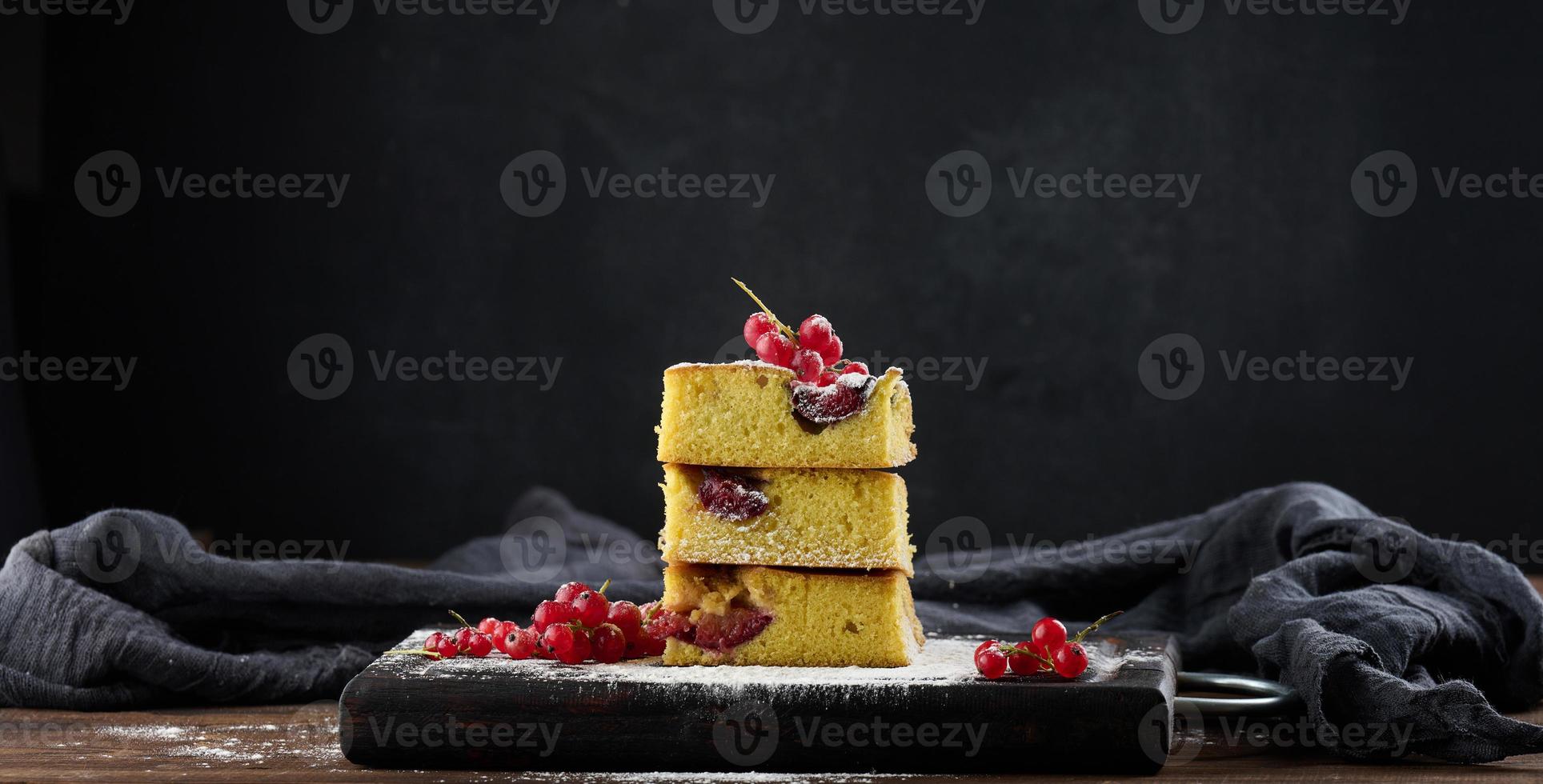 pila de rebanadas cuadradas de pastel de galletas de ciruela al horno foto