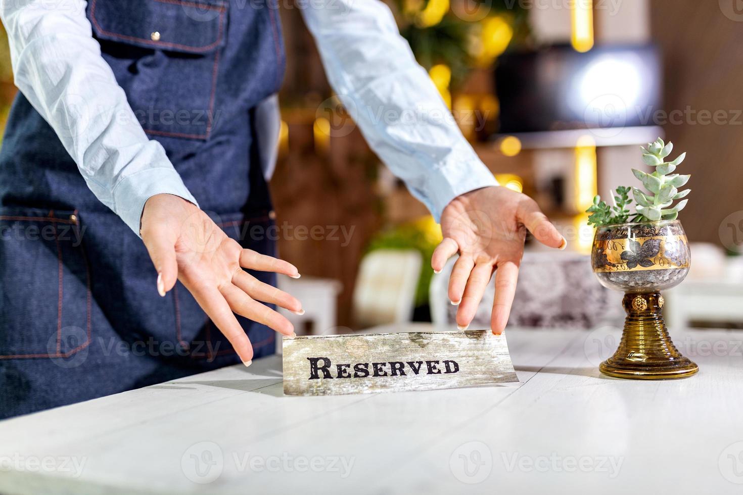 Elegante servicio de mesa de restaurante para recepción con tarjeta reservada. cartel de mesa reservada del restaurante foto