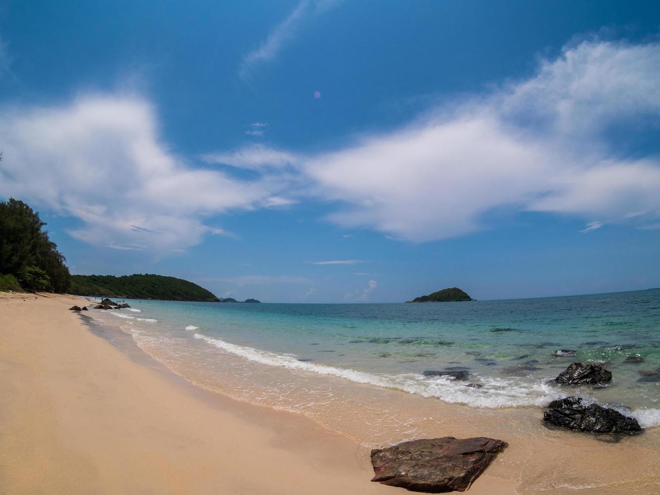 paisaje verano vista de pez tropical mar playa rocas azul cielo blanco arena fondo tranquilo naturaleza océano hermoso ola choque salpicadura agua viaje nang ram playa este tailandia chonburi exótico horizonte foto