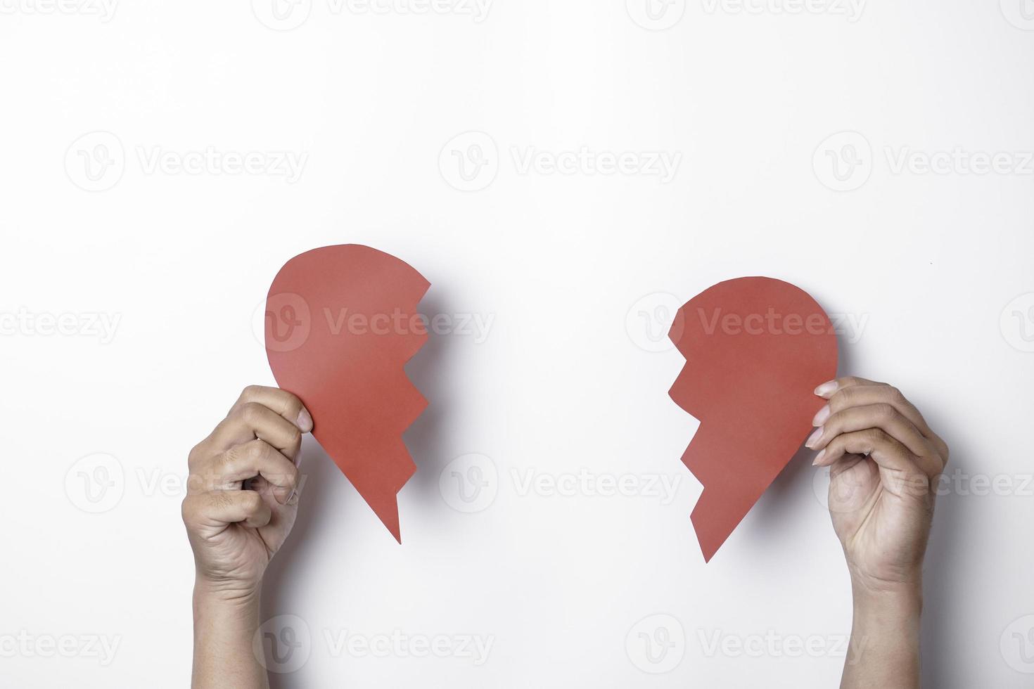 Cerca de papel corazón roto aislado sobre fondo blanco. foto