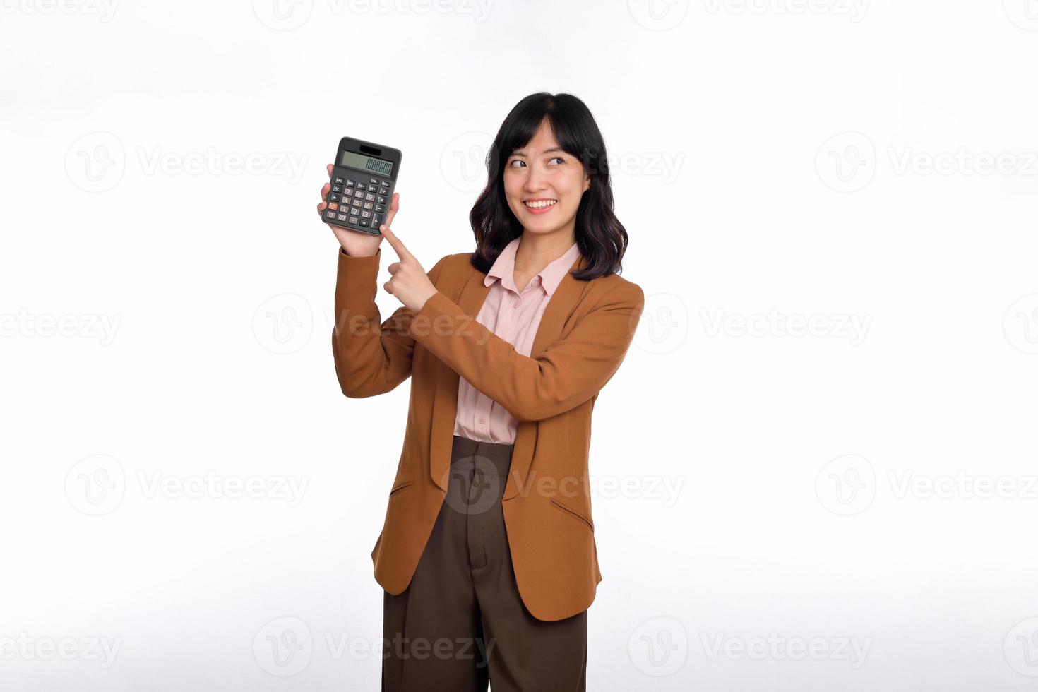 impuesto día concepto. asiático mujer confidente sonriente participación calculadora y dedo punto dispositivo, retrato contento asiático hembra aislado en blanco fondo, cuenta y Finanzas contando ingresos foto