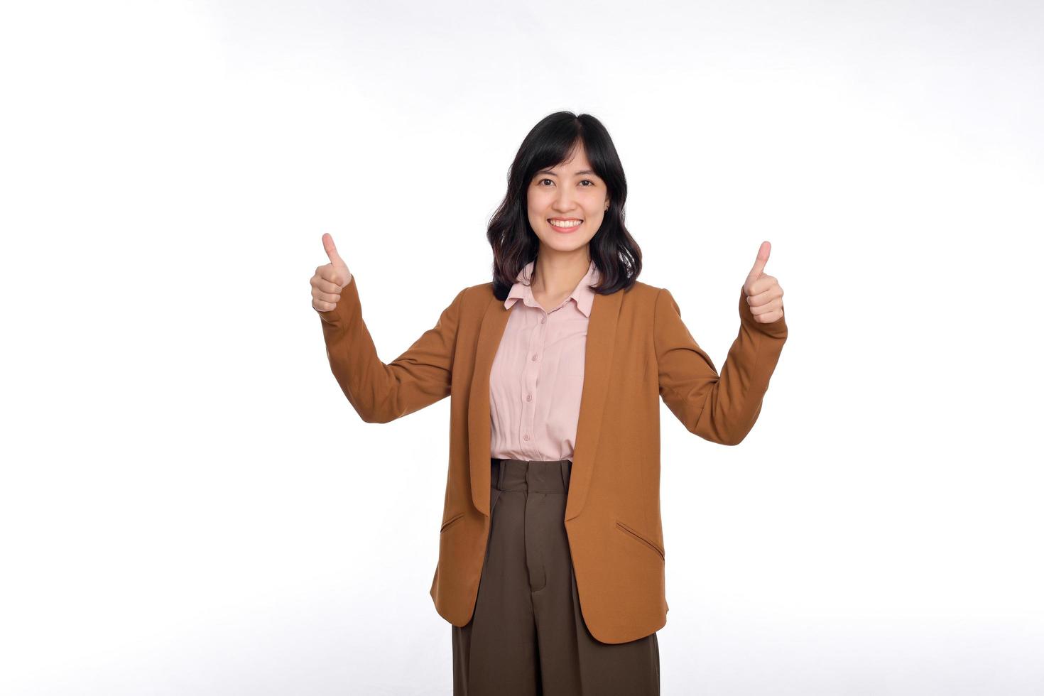 joven confidente asiático mujer, profesional empresario demostración pulgar arriba en aprobación, recomendando, en pie aislado en blanco antecedentes foto