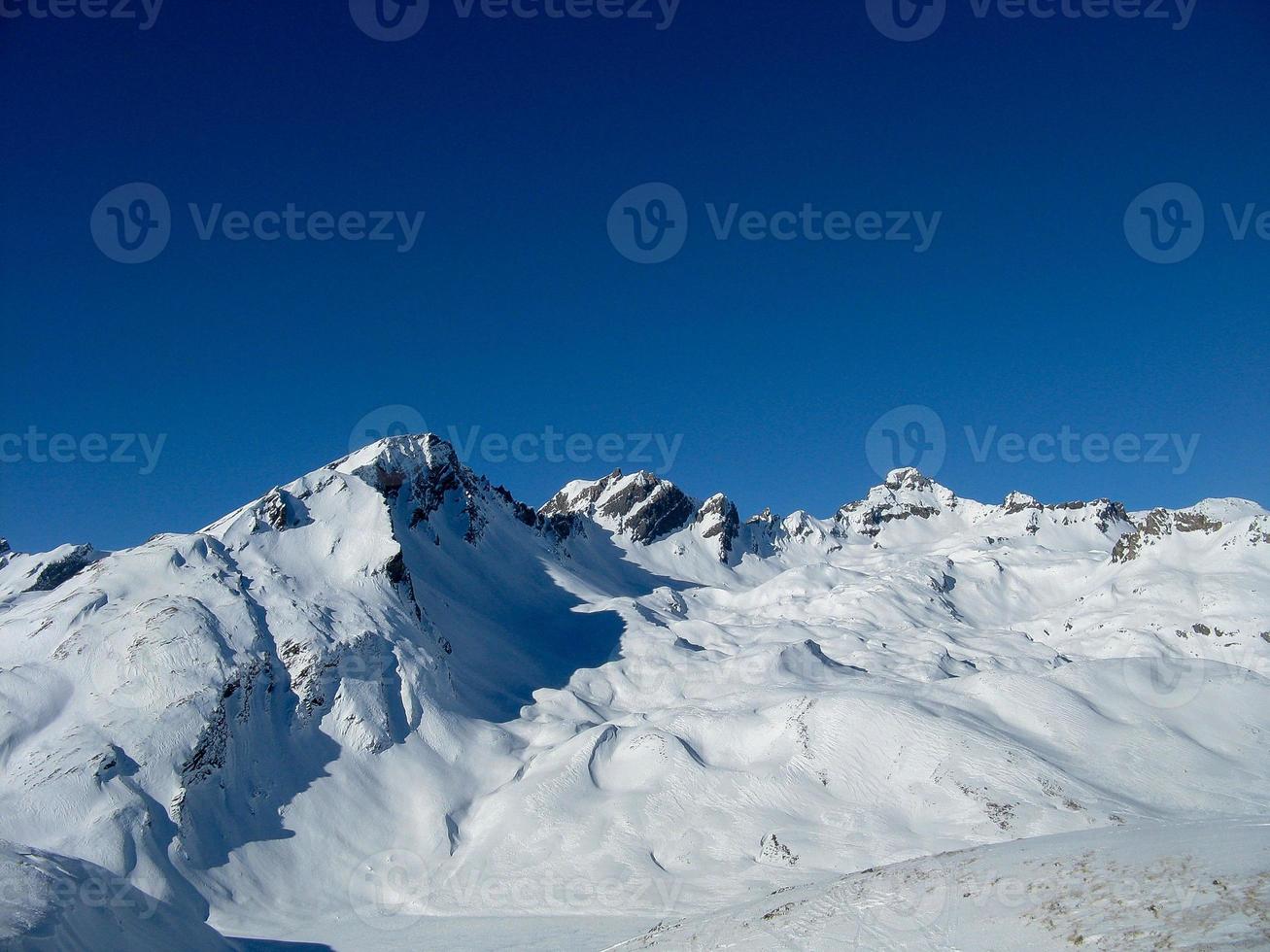 montañas fronterizas entre italia y francia foto