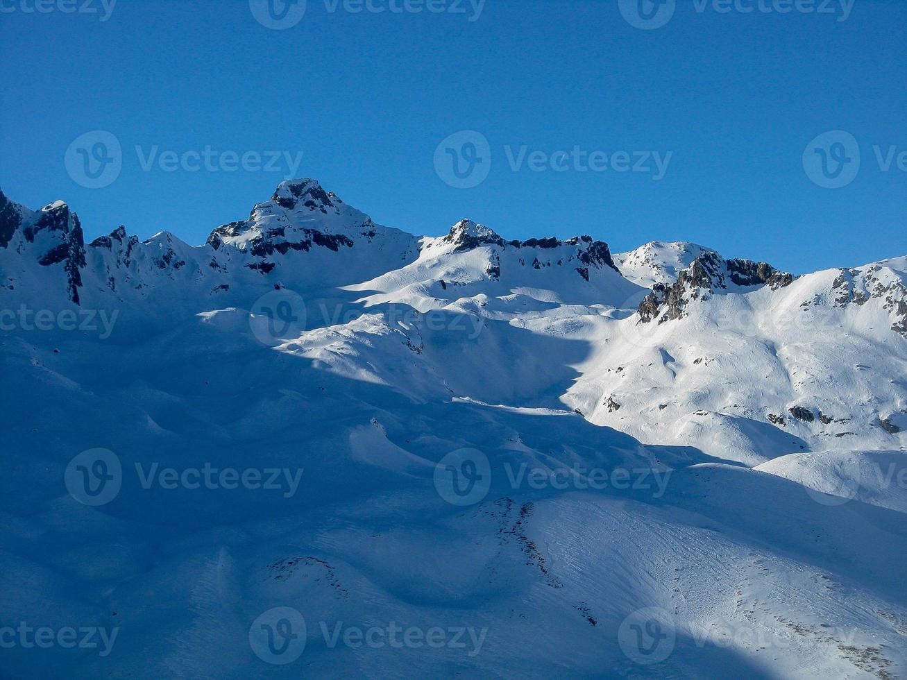 montañas fronterizas entre italia y francia foto