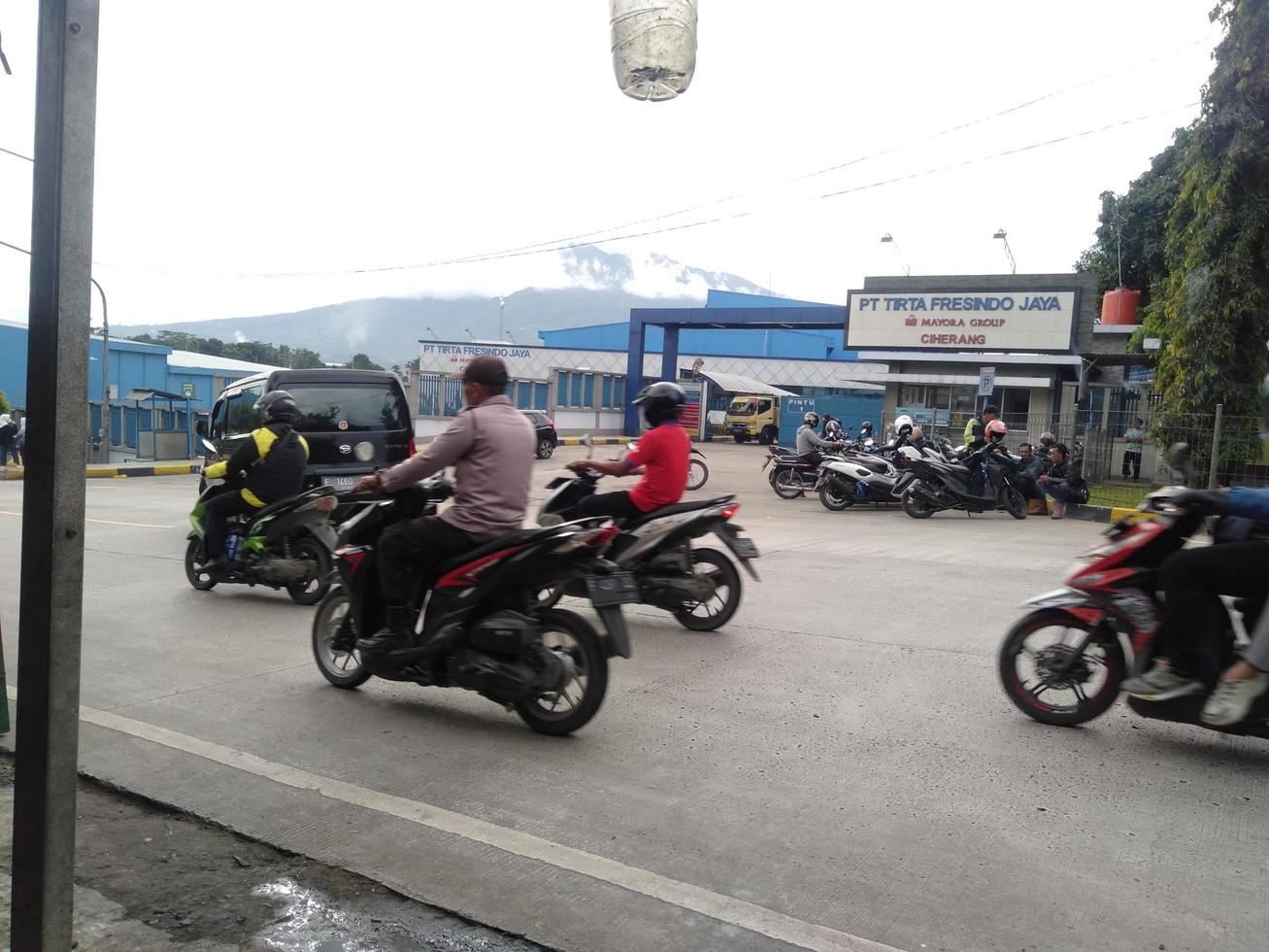 bogor, Indonesia, 2023 - increíble la carretera en Indonesia espectáculo personas actividad y transporte con resumen naturaleza antecedentes bicicleta motocicleta foto