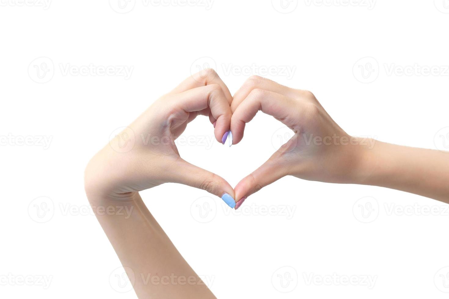 hermosa hembra mano muestra corazón símbolo como amor firmar aislado en blanco antecedentes en amor y manicura concepto. foto