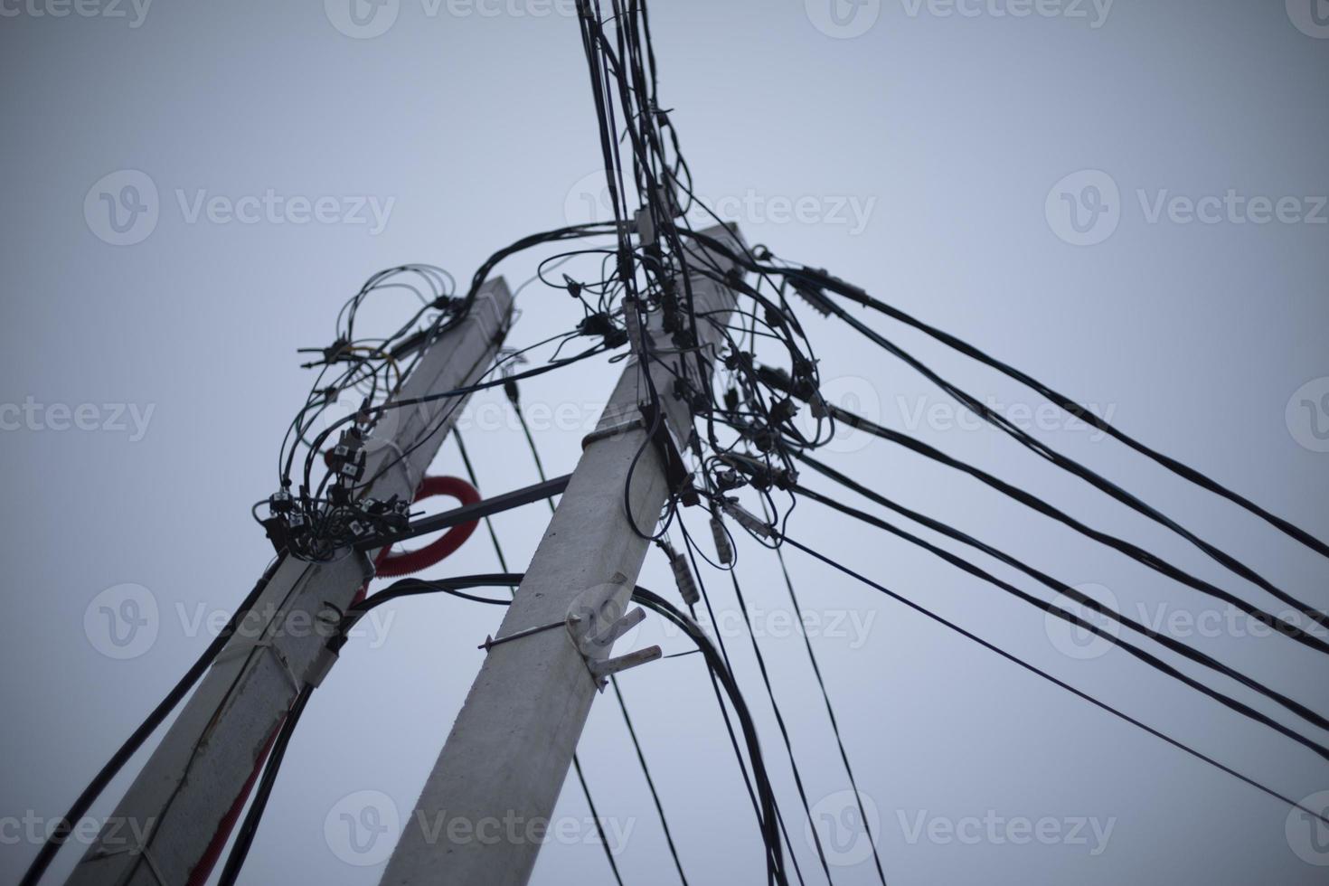 eléctrico alambres en contra cielo. alambres en polo. urbano infraestructura. foto