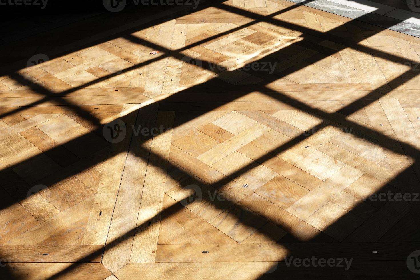 ligero haz brillante mediante el ventana a el de madera piso. foto