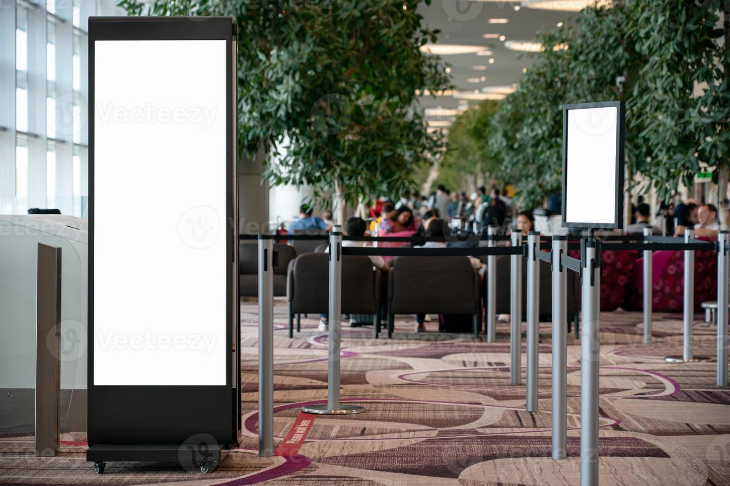 blanco burlarse de arriba blanco pantalla en el aeropuerto. foto