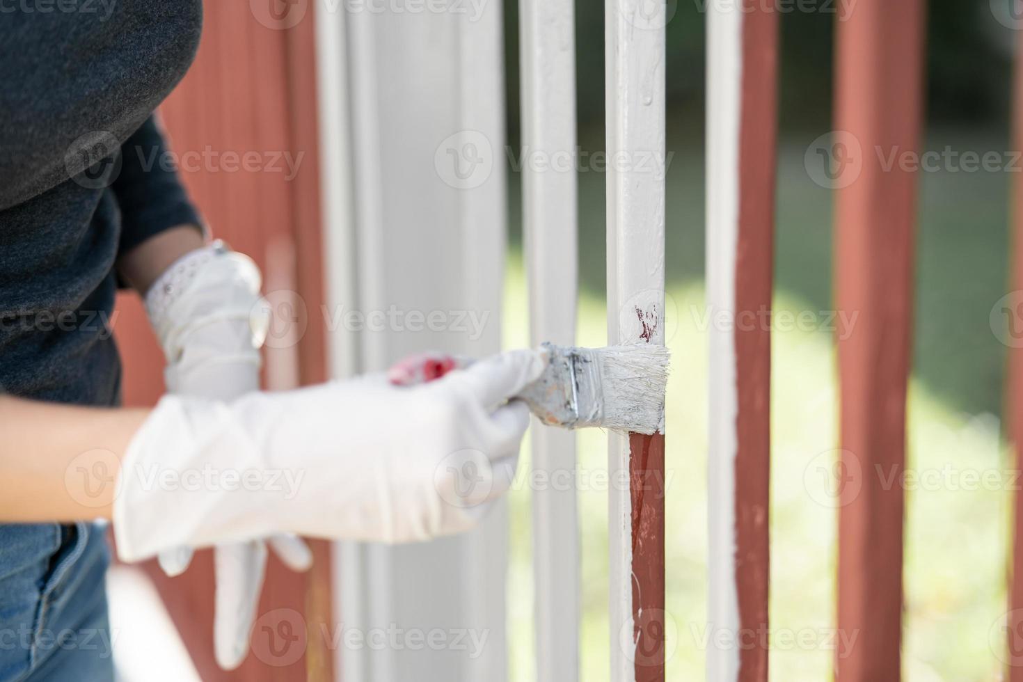 mano sostiene un Cepillo de pintura y pinturas el cerca, reparar. foto