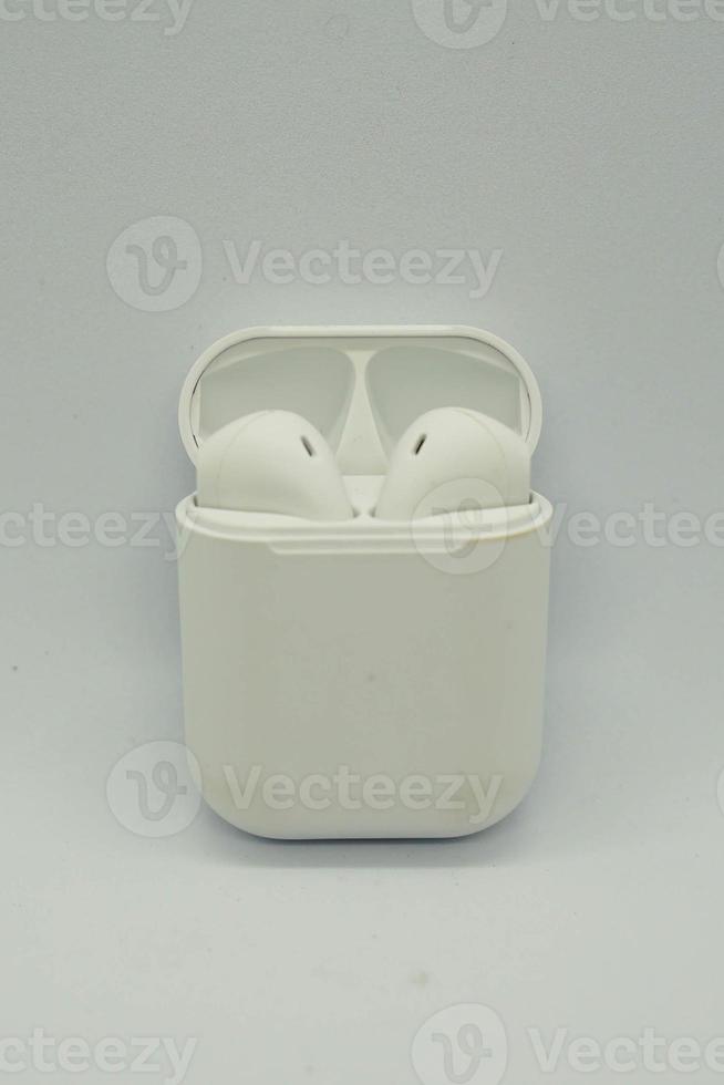 airpods con un blanco un antecedentes. foto