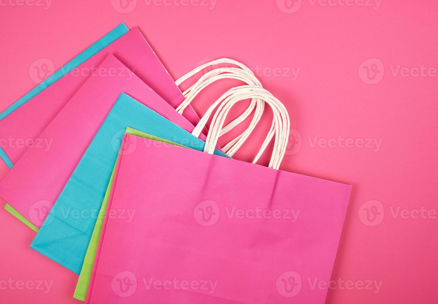 bolsas de compras rectangulares de papel multicolor con asas blancas foto