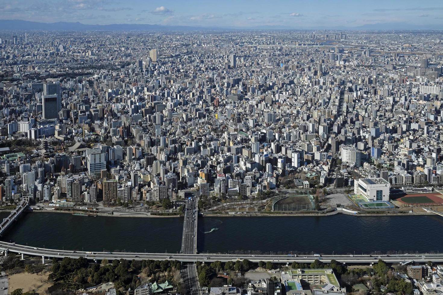 tokio, Japón - 2 enero 2023 - ver terminado el paisaje urbano de tokio desde un alto edificio foto