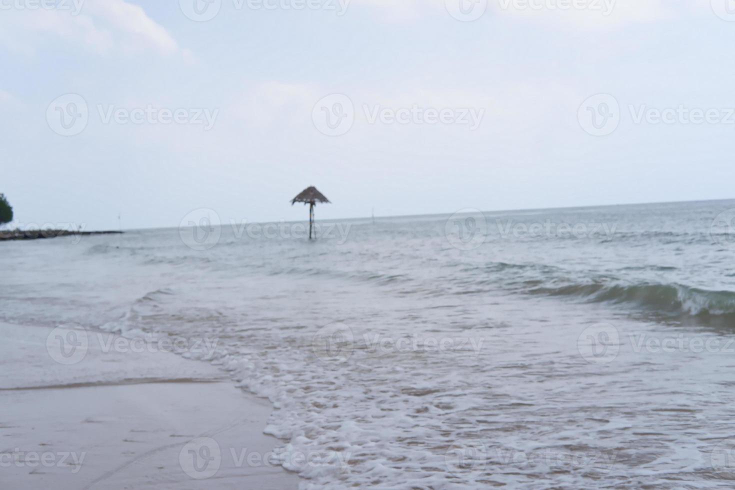 panorámico atmósfera de un hermosa playa con azul cielo foto