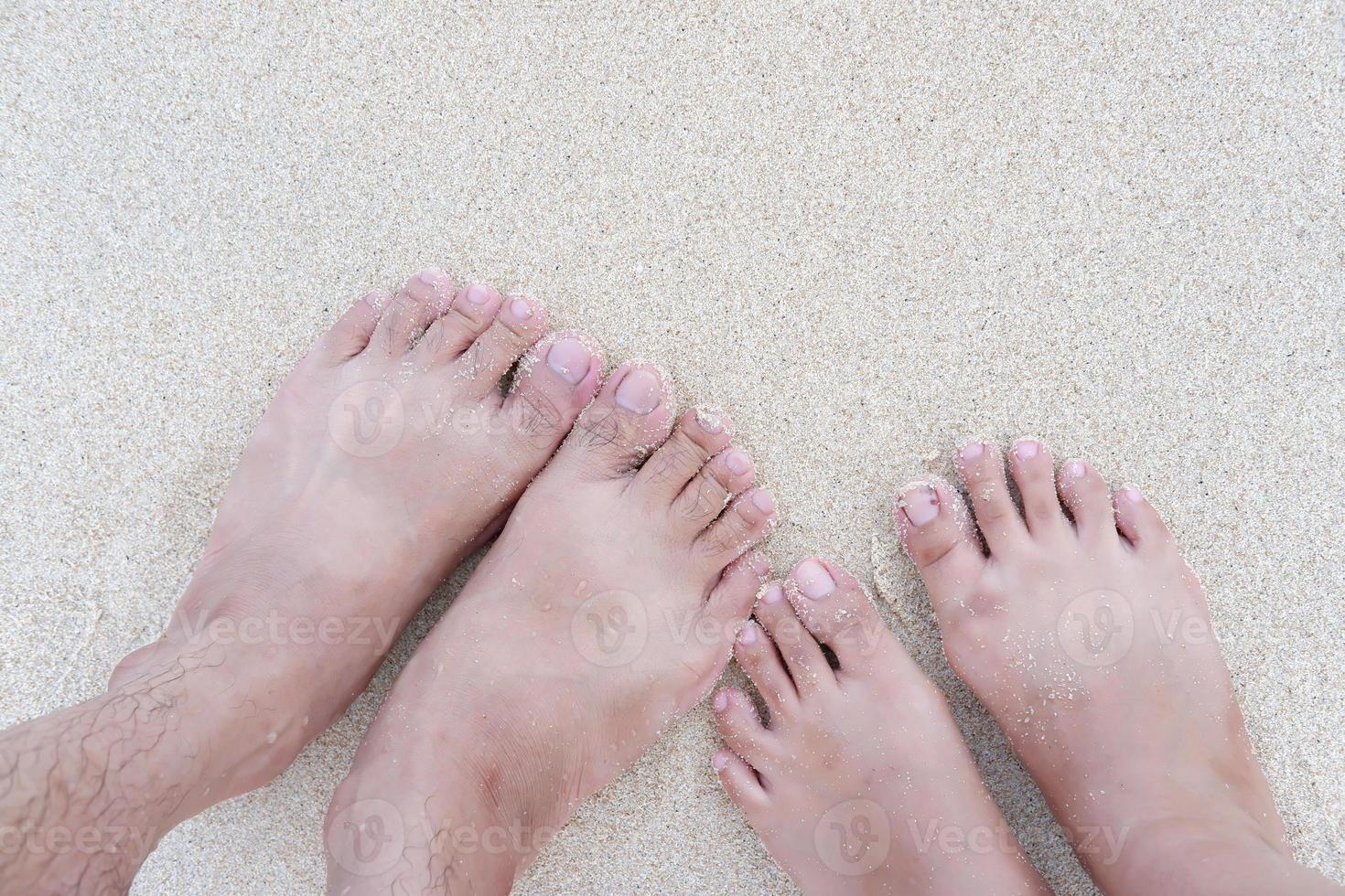 desnudo pies en un hermosa playa foto