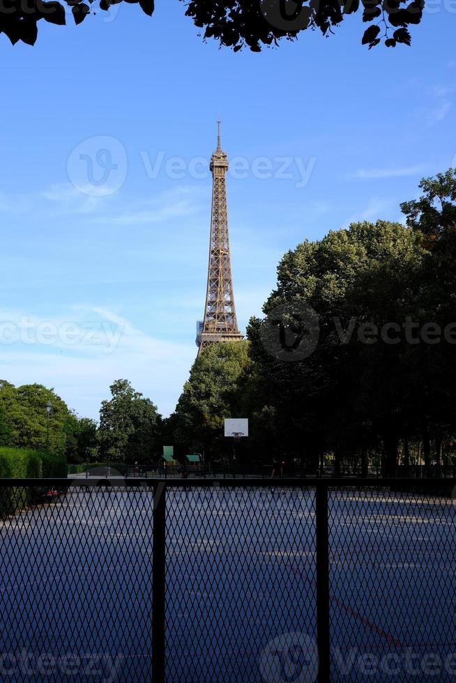 paisaje de eiffel torre desde el morder Delaware Marte campo de Marte dónde es un grande público verde espacio en París, Francia. foto