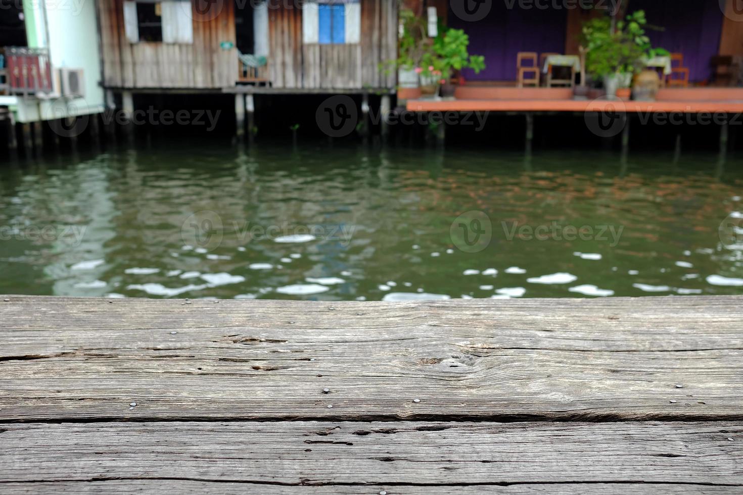 antiguo de madera piso con borroso khlong explosión luang flotante mercado dónde un famoso punto de referencia de bangkok, tailandia foto