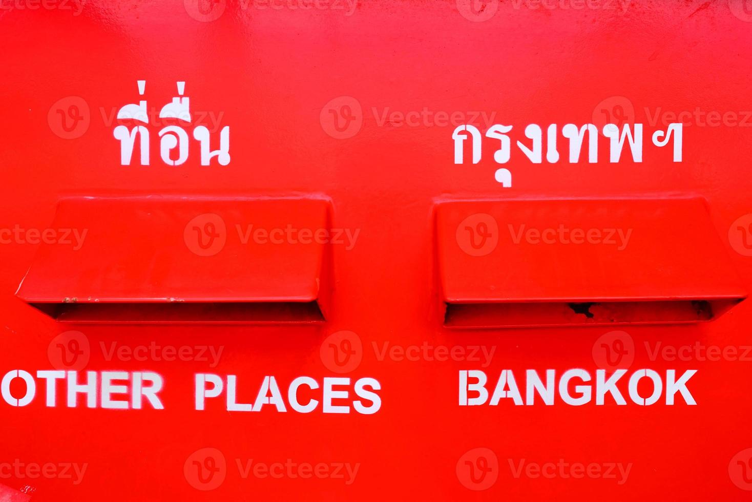 cerca arriba tailandés enviar caja. Traducción textos en el parte superior son otro lugares y Bangkok foto