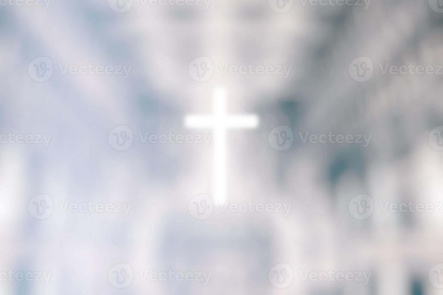 resumen de borroso Cristo cruzar Encendiendo en iglesia, adecuado para cristiano religión concepto. foto