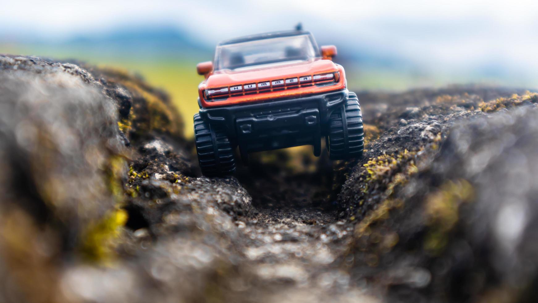 minahasa, indonesia enero de 2023, coche de juguete en el campo de arroz foto