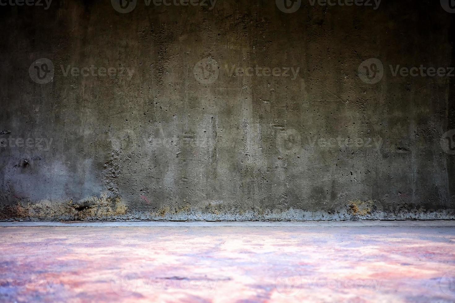 oscuro antiguo hormigón pared textura antecedentes con acera, adecuado para fondo de pantalla y fondo. foto